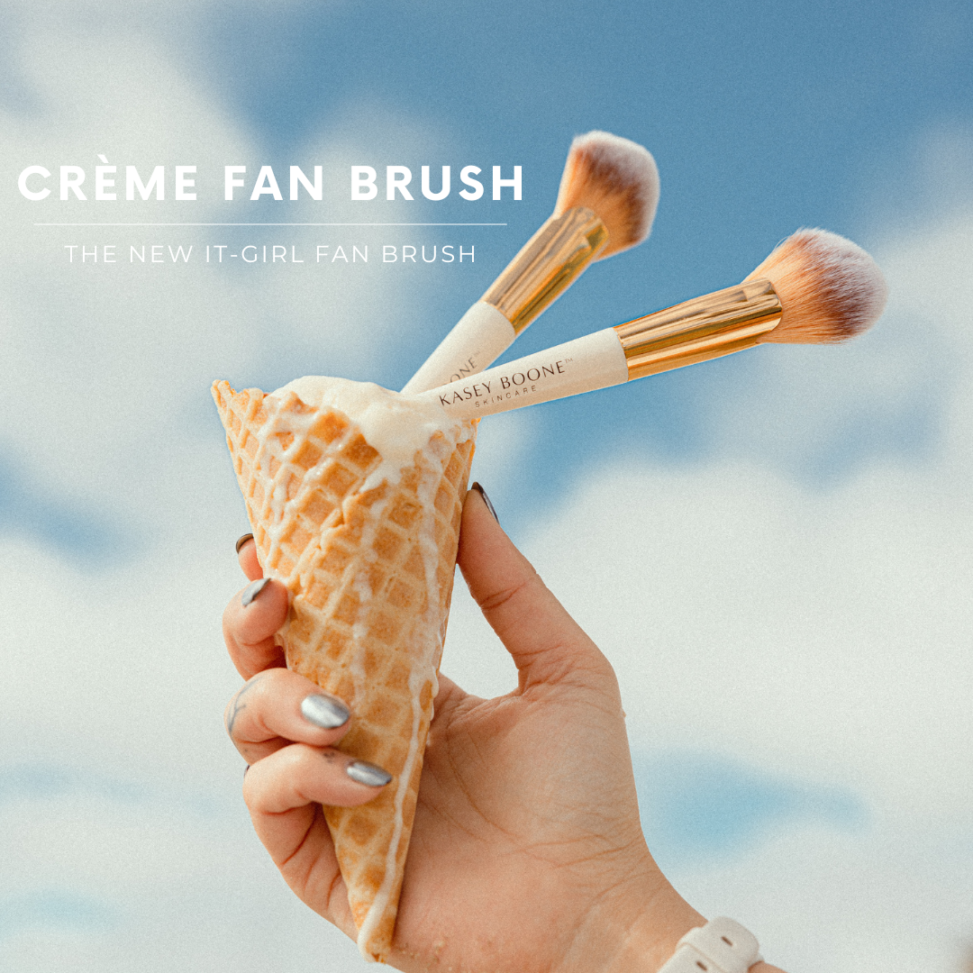 Crème Fan Brush - The New It-Girl Fan Brush